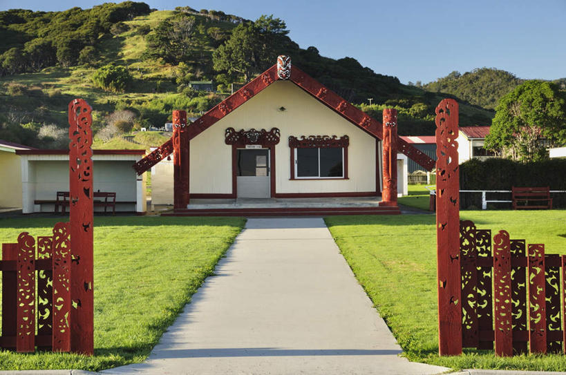 无人,教堂,栏杆,横图,室外,白天,仰视,旅游,度假,草地,草坪,植物,标志建筑,道路,地标,建筑,路,雕塑,新西兰,阴影,节日,艺术,装饰,光线,雕刻,雕像,影子,栅栏,篱笆,云,云朵,围栏,小路,交通,云彩,文化,娱乐,建设,护栏,草,树,树木,蓝色,绿色,白云,蓝天,天空,阳光,自然,工艺品,天,祈祷,享受,休闲,健康,旅游胜地,放松,许愿,宗教,信仰,生长,晴朗,成长,纪念,祈求,美术,基督教,天主教,主题,大洋洲,陈列,信念,功能,美学,纽西兰,长白云之乡,新西兰北岛,丰盛湾,普伦蒂湾,平安,晴空,彩图,低角度拍摄,大教堂,礼拜堂