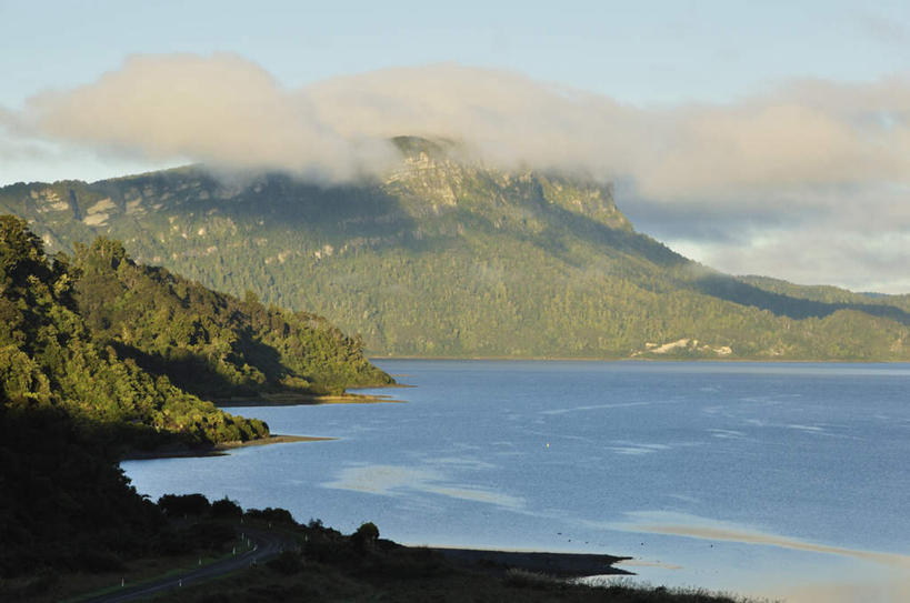 无人,横图,俯视,航拍,室外,白天,旅游,度假,湖,湖泊,石头,美景,森林,山,山脉,树林,水,植物,新西兰,阴影,波纹,光线,石子,影子,湖面,景观,山峰,水流,水面,云,云朵,涟漪,山峦,云彩,娱乐,树,树木,蓝色,绿色,白云,倒影,蓝天,水纹,天空,阳光,自然,波浪,湖水,群山,天,享受,休闲,景色,放松,茂盛,生长,晴朗,成长,繁茂,倒映,鸟瞰,自然风光,大洋洲,水晕,兴旺,纽西兰,长白云之乡,昌盛,新西兰北岛,反照,昌隆,畅旺,发达,蕃芜,繁盛,富强,隆盛,蓬勃,旺盛,兴隆,兴盛,郁勃,丰盛湾,普伦蒂湾,石块,岩石,晴空,彩图,高角度拍摄