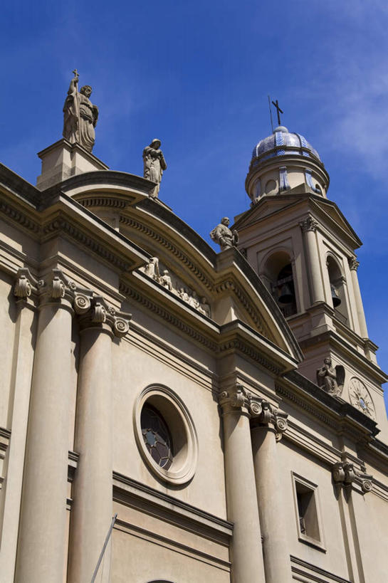 无人,教堂,竖图,室外,白天,仰视,旅游,度假,标志建筑,地标,建筑,雕塑,乌拉圭,阴影,节日,艺术,装饰,光线,雕刻,雕像,十字架,影子,墙,云,云朵,首都,云彩,文化,娱乐,建设,墙壁,墙面,蓝色,白云,蓝天,天空,阳光,工艺品,天,祈祷,享受,休闲,健康,旅游胜地,南美,放松,许愿,宗教,信仰,晴朗,纪念,祈求,美术,南美洲,基督教,拉丁美洲,天主教,主题,美洲,陈列,信念,功能,美学,亚美利加洲,南亚美利加洲,蒙得维的亚,乌拉圭东岸共和国,南美瑞士,平安,晴空,彩图,低角度拍摄,全身,大教堂,礼拜堂