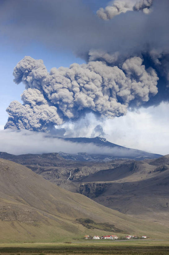 无人,竖图,室外,白天,正面,旅游,度假,火山,石头,美景,山,山脉,欧洲,冰岛,阴影,光线,石子,影子,景观,山顶,山峰,云,云朵,山峦,云彩,娱乐,蓝色,白云,蓝天,天空,阳光,自然,群山,天,享受,休闲,烟,景色,放松,晴朗,灰,自然风光,北欧,爆发,沉积岩,冰岛共和国,颠峰,极峰,暴发,发作,水成岩,活火山,石块,死火山,休眠火山,岩石,晴空,彩图