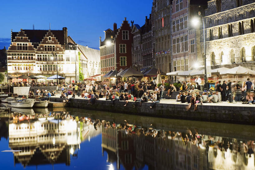 西方人,餐厅,家,站,坐,横图,室外,夜晚,正面,度假,河流,美景,水,餐桌,桌子,城市风光,城市,路灯,椅子,照明,比利时,欧洲,欧洲人,阴影,波纹,服装,光线,伞,影子,雨伞,遮阳伞,房屋,屋子,河水,景观,水流,公寓,灯光,涟漪,许多人,注视,休闲装,娱乐,阳伞,洋房,楼房,住宅,灯,衣服,蓝色,倒影,蓝天,水纹,天空,波浪,天,观察,看,站着,一群人,享受,休闲,休闲服,景色,放松,服饰,晴朗,餐台,观看,照亮,察看,倒映,照明设备,西欧,关注,万里无云,水晕,比利时王国,反照,法兰德斯,法兰德斯大区,法兰德斯地区,男人,男性,女人,女性,中年男性,中年女性,白种人,晴空,晴空万里,站立,坐着,彩图,全身,房子,餐馆,饭店,饭馆,咖啡馆