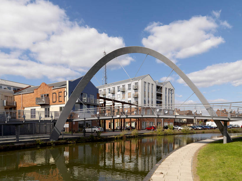 无人,家,横图,室外,白天,仰视,度假,草地,草坪,河流,美景,水,植物,城市风光,城市,大桥,立交桥,桥梁,英国,欧洲,阴影,波纹,光线,影子,房屋,屋子,河水,景观,水流,云,云朵,高架,斜拉桥,桥,涟漪,云彩,娱乐,楼房,英格兰,住宅,草,蓝色,绿色,白云,倒影,蓝天,水纹,天空,阳光,波浪,天,享受,休闲,景色,放松,晴朗,倒映,西欧,大不列颠,大不列颠及北爱尔兰联合王国,水晕,大不列颠联合王国,日不落英帝国,反照,西米德兰兹郡,英吉利,西米德兰兹,考文垂,晴空,彩图,低角度拍摄,房子