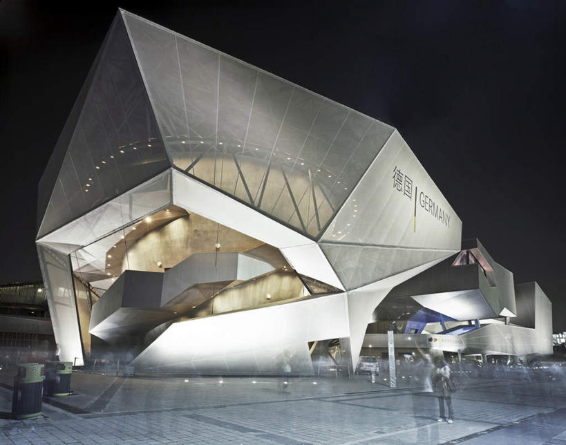 东方人,站,走,横图,室外,夜晚,仰视,旅游,度假,标志建筑,地标,建筑,路灯,照明,上海,中国,亚洲,行人,游客,游人,服装,朦胧,模糊,房屋,屋子,灯光,许多人,注视,休闲装,黄种人,娱乐,建设,楼房,路人,旅客,灯,衣服,观察,看,站着,一群人,享受,休闲,休闲服,上海世博馆,世博馆,德国馆,上海世博会,世博,世博会,旅游胜地,放松,服饰,观看,照亮,申,察看,照明设备,关注,东亚,上海市,中华人民共和国,沪,华东地区,过客,男人,男性,女人,女性,中年男性,中年女性,亚洲人,步行,散步,站立,走路,彩图,低角度拍摄,全身,房子