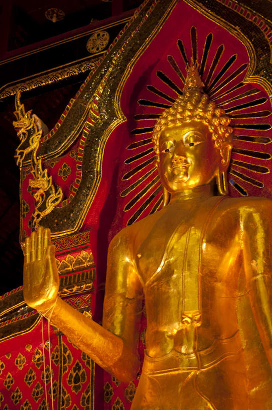 无人,寺庙,站,竖图,室内,白天,仰视,旅游,度假,标志建筑,地标,建筑,雕塑,泰国,亚洲,阴影,节日,朦胧,模糊,艺术,装饰,光线,雕刻,雕像,影子,燃烧,注视,文化,娱乐,建设,清迈,香火,工艺品,庙宇,观察,看,祈祷,站着,享受,休闲,健康,金色,旅游胜地,放松,许愿,宗教,东南亚,信仰,观看,纪念,祈求,美术,察看,关注,主题,陈列,首府,泰王国,清迈府,功能,美学,清迈省,柴迪隆寺,平安,站立,半身,彩图,低角度拍摄,庙,寺