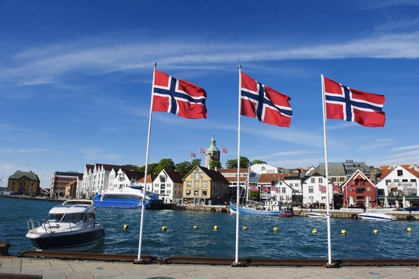 无人,家,码头,横图,室外,白天,正面,度假,美景,植物,城市风光,城市,港口,轮船,船,旗帜,挪威,欧洲,一排,一艘,停靠,阴影,整齐,飘扬,光线,影子,房屋,屋子,景观,云,云朵,公寓,云彩,娱乐,旗子,洋房,楼房,住宅,树,树木,排列,蓝色,绿色,白云,蓝天,天空,阳光,自然,交通工具,天,享受,休闲,景色,放松,生长,晴朗,成长,飘逸,斯堪的纳维亚,队列,停泊,载具,北欧,飞扬,斯堪的纳维亚半岛,旌旗,旗号,三面,挪威王国,斯塔万格,晴空,彩图,房子,摆渡口,埠头,渡口,渡头,港湾,海港,货运码头,口岸,商港