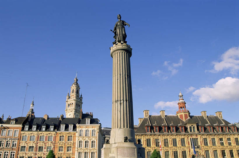 西方人,一个人,无人,家,站,横图,室外,白天,正面,民族服装,度假,美景,植物,窗户,城市风光,城市,旗帜,雕塑,法国,欧洲,欧洲人,仅一个男性,仅一个人,仅一个中年男性,一排,阴影,艺术,整齐,装饰,并列,并排,光线,雕刻,雕像,影子,柱子,房屋,墙,屋子,景观,云,云朵,公寓,云彩,注视,娱乐,旗子,洋房,楼房,玻璃窗,墙壁,墙面,住宅,树,树木,排列,蓝色,绿色,白云,蓝天,天空,阳光,自然,工艺品,天,观察,看,站着,享受,休闲,景色,放松,生长,晴朗,成长,观看,纪念,美术,察看,队列,关注,主题,平行,陈列,法兰西共和国,首府,省会,功能,美学,法兰西第五共和国,旌旗,旗号,北部.加来海峡,北部.加来海峡大区,里尔,诺尔.加莱大区,诺尔省,男人,男性,中年男性,白种人,晴空,站立,彩图,全身,传统服装,民俗服,房子