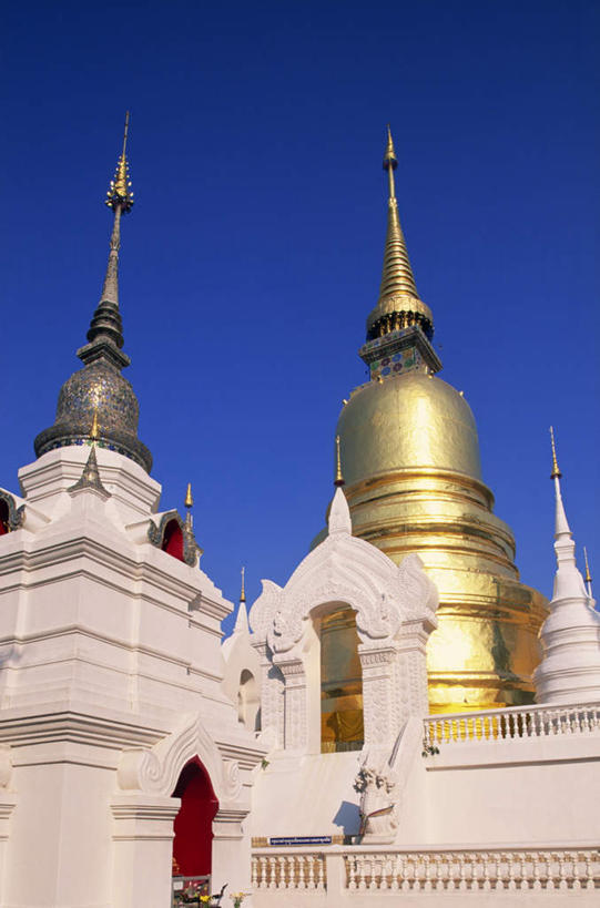 无人,寺庙,竖图,室外,白天,仰视,旅游,度假,标志建筑,地标,建筑,泰国,亚洲,阴影,节日,光线,影子,墙,屋顶,燃烧,顶棚,文化,娱乐,建设,清迈,墙壁,墙面,蓝色,白色,蓝天,天空,阳光,香火,庙宇,天,祈祷,享受,休闲,健康,金色,旅游胜地,放松,许愿,宗教,东南亚,信仰,晴朗,纪念,祈求,万里无云,首府,泰王国,清迈府,清迈省,松达寺,平安,晴空,晴空万里,彩图,低角度拍摄,庙,寺