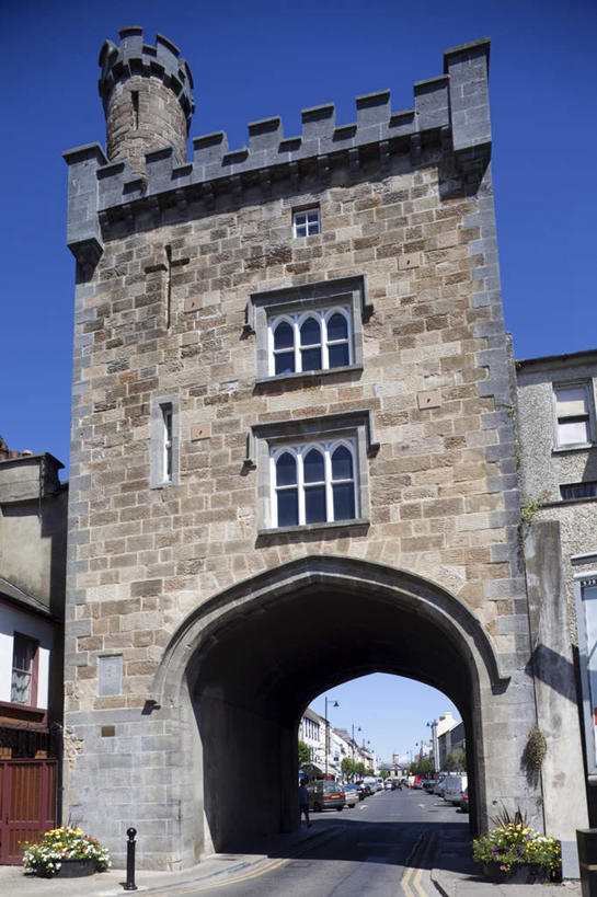 无人,家,竖图,室外,白天,仰视,度假,美景,窗户,城市风光,城市,道路,路,公路,爱尔兰,欧洲,阴影,朦胧,模糊,光线,影子,房屋,屋子,景观,拱门,交通,娱乐,楼房,玻璃窗,住宅,蓝色,蓝天,天空,阳光,天,享受,休闲,景色,放松,晴朗,西欧,万里无云,爱尔兰共和国,蒂珀雷里郡,晴空,晴空万里,马路,彩图,低角度拍摄,房子