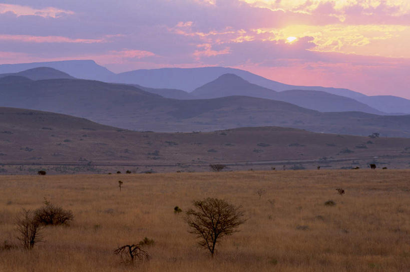 无人,横图,室外,白天,正面,旅游,度假,草地,草坪,石头,美景,日落,山,山脉,植物,非洲,南非,朦胧,模糊,石子,景观,山峰,晚霞,霞光,落日,山峦,娱乐,草,绿色,自然,黄昏,群山,享受,休闲,景色,彩霞,放松,自然风光,普马兰加省,阿非利加洲,南非共和国,夕照,布莱德河峡谷,石块,岩石,夕阳,彩图,斜阳
