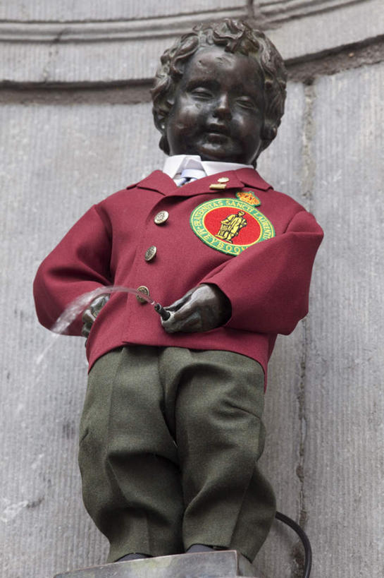 西方人,儿童,一个人,无人,站,竖图,室外,白天,仰视,度假,美景,城市风光,城市,喷泉,雕塑,比利时,欧洲,欧洲人,仅一个男性,仅一个人,握,小便,阴影,服装,艺术,装饰,光线,雕刻,雕像,影子,墙,景观,首都,拿,拿着,注视,休闲装,文化,娱乐,墙壁,墙面,小孩,衣服,阳光,工艺品,观察,看,品味,站着,仅一个小孩,享受,休闲,休闲服,景色,放松,握着,服饰,观看,纪念,美术,察看,尿,西欧,关注,主题,水景,陈列,布鲁塞尔,功能,美学,排泄物,美观,比利时王国,还元汤,轮回酒,人尿,男孩,男人,男性,白种人,孩子,设计,站立,半身,彩图,低角度拍摄,男生