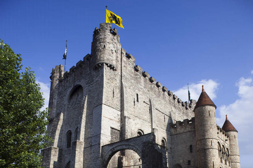 无人,横图,室外,白天,仰视,旅游,度假,植物,窗户,门,标志建筑,地标,建筑,旗帜,国旗,比利时,欧洲,阴影,光线,影子,堡垒,城堡,墙,屋顶,云,云朵,拱门,云彩,顶棚,历史,娱乐,建设,玻璃窗,墙壁,墙面,树,树木,古代,蓝色,绿色,白云,蓝天,天空,阳光,自然,门框,天,享受,休闲,旅游胜地,放松,生长,晴朗,成长,西欧,要塞,比利时王国,古远,根特,根特市,设防,旗,晴空,彩图,低角度拍摄