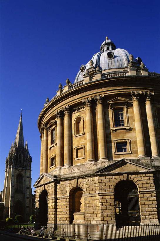 无人,图书馆,竖图,室外,白天,仰视,旅游,度假,石头,名胜古迹,标志建筑,地标,建筑,英国,欧洲,阴影,遗迹,光线,石子,影子,墙,拱门,古迹,文物,娱乐,建设,古建筑,墙壁,墙面,蓝色,蓝天,天空,阳光,天,享受,休闲,旅游胜地,放松,晴朗,西欧,大不列颠,古文明,浏览室,牛津,世界文化遗产,大不列颠及北爱尔兰联合王国,万里无云,大不列颠联合王国,日不落英帝国,牛津大学,牛津大学图书馆,拉德克里夫图书馆,牛津市,石块,岩石,晴空,晴空万里,彩图,低角度拍摄,书库,图书库,阅览室