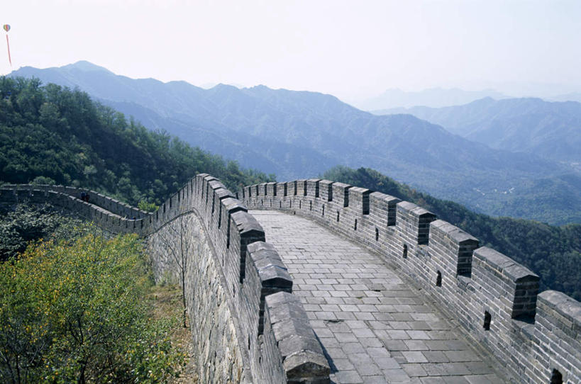 无人,横图,室外,白天,正面,旅游,度假,石头,名胜古迹,森林,山,山脉,树林,植物,标志建筑,地标,建筑,北京,中国,亚洲,阴影,遗迹,飞行,光线,石子,影子,山峰,交通,山峦,首都,古迹,文物,娱乐,航空,建设,古建筑,树,树木,蓝色,绿色,蓝天,天空,阳光,自然,热气球,交通工具,群山,天,享受,休闲,旅游胜地,放松,运输,茂盛,生长,晴朗,成长,繁茂,载具,古文明,东亚,万里无云,慕田峪,中华人民共和国,北京市,京,北平,华北地区,兴旺,怀柔区,昌盛,昌隆,畅旺,发达,蕃芜,繁盛,富强,隆盛,蓬勃,旺盛,兴隆,兴盛,郁勃,慕田峪长城,怀柔,石块,岩石,晴空,晴空万里,彩图