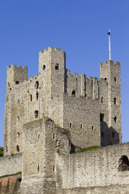 无人,竖图,室外,白天,仰视,旅游,度假,窗户,标志建筑,地标,建筑,英国,欧洲,一排,阴影,整齐,并列,并排,光线,影子,堡垒,城堡,墙,娱乐,建设,玻璃窗,墙壁,墙面,排列,蓝色,蓝天,天空,阳光,天,享受,休闲,旅游胜地,放松,晴朗,西欧,要塞,队列,大不列颠,平行,大不列颠及北爱尔兰联合王国,万里无云,肯特郡,大不列颠联合王国,日不落英帝国,设防,晴空,晴空万里,彩图,低角度拍摄