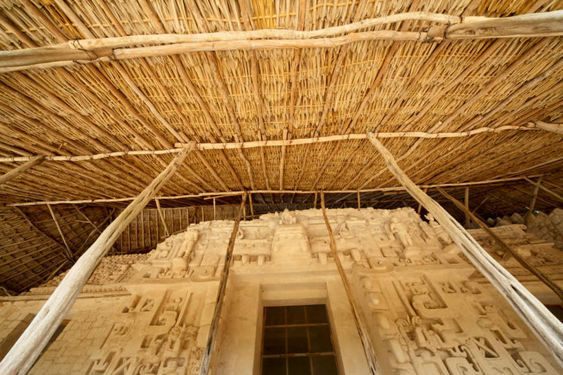 无人,横图,室内,白天,仰视,旅游,度假,名胜古迹,窗户,门,标志建筑,地标,建筑,墨西哥,阴影,遗迹,光线,影子,屋顶,顶棚,古迹,文物,娱乐,建设,古建筑,玻璃窗,门框,享受,休闲,墓地,旅游胜地,放松,北美,坟墓,陵墓,北美洲,美洲,坟场,古文明,尤卡坦半岛,尤卡坦州,北亚美利加洲,亚美利加洲,墨西哥合众国,仙人掌王国,加敦半岛,犹加敦,彩图,低角度拍摄