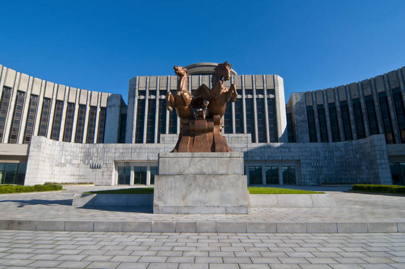 无人,宫殿,横图,室外,白天,仰视,旅游,度假,草地,草坪,植物,窗户,门,标志建筑,地标,建筑,雕塑,朝鲜,亚洲,阴影,艺术,装饰,光线,雕刻,雕像,影子,墙,首都,娱乐,建设,玻璃窗,墙壁,墙面,草,一个,红色,蓝色,绿色,蓝天,天空,阳光,工艺品,门框,天,享受,休闲,旅游胜地,放松,晴朗,单个,纪念,美术,主题,陈列,东亚,万里无云,功能,美学,朝鲜民主主义人民共和国,箕城,柳京,平壤,王俭城,晴空,晴空万里,彩图,低角度拍摄