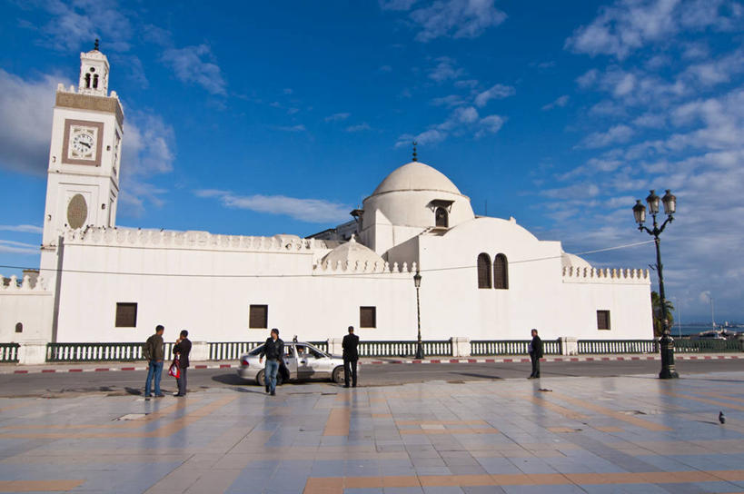 西方人,广场,栏杆,站,走,横图,室外,白天,正面,旅游,度假,窗户,标志建筑,地标,建筑,路灯,汽车,照明,欧洲,非洲,阿尔及尔,阿尔及利亚,黑人,欧洲人,阴影,服装,节日,光线,影子,墙,屋顶,云,云朵,围栏,灯光,首都,许多人,云彩,顶棚,注视,休闲装,文化,娱乐,建设,护栏,玻璃窗,墙壁,墙面,车,灯,衣服,蓝色,白云,蓝天,天空,阳光,交通工具,轿车,天,观察,看,祈祷,站着,一群人,享受,休闲,健康,休闲服,旅游胜地,放松,许愿,宗教,服饰,信仰,晴朗,观看,纪念,祈求,照亮,察看,伊斯兰教,照明设备,关注,载具,清真寺,阿非利加洲,阿尔及利亚民主人民共和国,平安,男人,男性,女人,女性,中年男性,中年女性,非洲人,晴空,步行,散步,站立,走路,彩图,全身