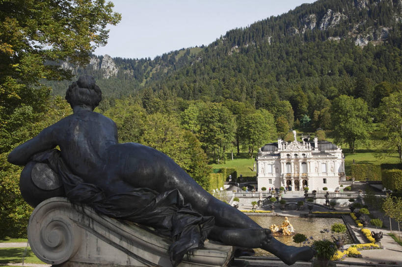 西方人,一个人,无人,躺,横图,室外,白天,正面,旅游,度假,名胜古迹,森林,山,山脉,树林,植物,标志建筑,地标,建筑,雕塑,德国,欧洲,欧洲人,仅一个年轻女性,仅一个女性,仅一个人,阴影,朦胧,模糊,遗迹,艺术,装饰,光线,雕刻,雕像,影子,堡垒,城堡,池塘,山峰,山峦,注视,古迹,文物,娱乐,建设,古建筑,裸露,树,树木,蓝色,绿色,蓝天,天空,阳光,自然,工艺品,群山,天,观察,看,靠,靠着,享受,休闲,旅游胜地,放松,生长,晴朗,成长,赤裸,观看,纪念,美术,察看,西欧,要塞,关注,主题,裸,陈列,古文明,万里无云,德意志联邦共和国,功能,美学,巴伐利亚,巴伐利亚州,拜恩州,拜恩自由州,漆雕,设防,林德霍夫堡,卧着,年轻女性,女人,女性,白种人,晴空,晴空万里,躺着,卧,彩图,全身