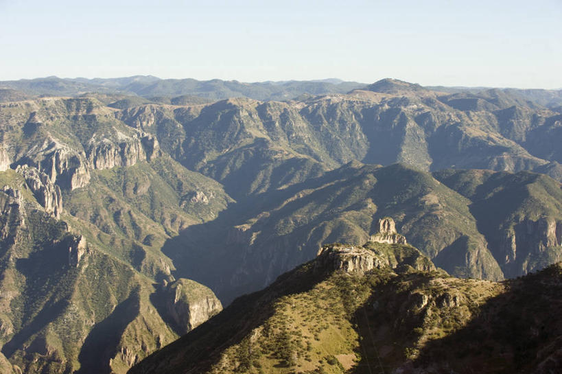 无人,横图,俯视,室外,白天,旅游,度假,草地,草坪,石头,美景,山,山脉,植物,墨西哥,阴影,光线,石子,影子,景观,山顶,山峰,山峦,娱乐,草,树,树木,蓝色,绿色,蓝天,天空,阳光,自然,群山,天,享受,休闲,景色,放松,生长,晴朗,成长,北美,北美洲,自然风光,美洲,万里无云,北亚美利加洲,亚美利加洲,墨西哥合众国,仙人掌王国,奇瓦瓦,奇瓦瓦州,颠峰,极峰,石块,岩石,晴空,晴空万里,彩图,高角度拍摄