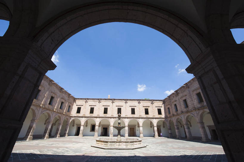 无人,横图,室外,白天,正面,度假,美景,城市风光,标志建筑,城市,地标,建筑,喷泉,墨西哥,阴影,光线,影子,堡垒,城堡,景观,云,云朵,拱门,建筑群,云彩,文化,娱乐,建设,蓝色,白云,蓝天,天空,阳光,天,品味,享受,休闲,景色,放松,晴朗,北美,北美洲,要塞,美洲,水景,首府,莫雷利亚,米却肯,北亚美利加洲,亚美利加洲,美观,墨西哥合众国,仙人掌王国,巴亚多利德,米却肯州,莫雷利亚市,设防,设计,晴空,彩图