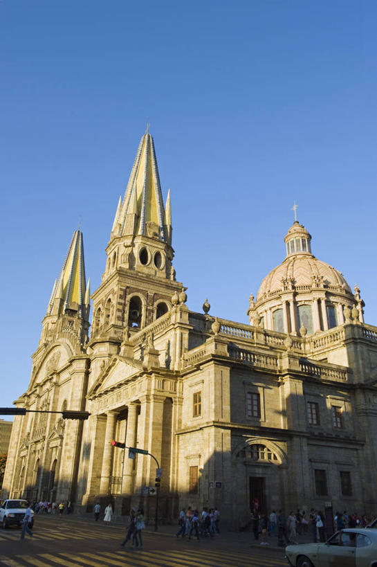 西方人,教堂,站,竖图,室外,白天,正面,旅游,度假,植物,标志建筑,城市,地标,建筑,墨西哥,欧洲,欧洲人,阴影,服装,节日,光线,影子,许多人,注视,休闲装,文化,娱乐,建设,树,树木,衣服,蓝色,绿色,蓝天,天空,阳光,自然,天,观察,看,祈祷,站着,一群人,享受,休闲,健康,休闲服,旅游胜地,放松,许愿,宗教,服饰,信仰,生长,晴朗,成长,观看,纪念,祈求,察看,北美,北美洲,基督教,关注,天主教,美洲,信念,万里无云,首府,北亚美利加洲,亚美利加洲,墨西哥合众国,仙人掌王国,瓜达拉哈拉,瓜达拉哈拉市,哈利斯科,哈利斯科州,平安,男人,男性,女人,女性,中年男性,中年女性,白种人,晴空,晴空万里,站立,彩图,全身,大教堂,礼拜堂