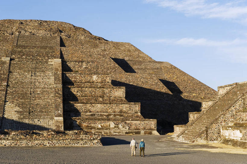 西方人,老年人,两个人,家庭,夫妻,站,横图,室外,白天,爱情,旅游,度假,石头,名胜古迹,楼梯,城市,地标,墨西哥,欧洲,欧洲人,阴影,服装,遗迹,光线,三角形,石子,影子,阶梯,云,云朵,首都,浪漫,云彩,注视,休闲装,古迹,历史,文物,娱乐,古建筑,台阶,背面,衣服,蓝色,白云,蓝天,天空,阳光,天,观察,看,站着,享受,休闲,温暖,温馨,一家人,休闲服,旅游胜地,金字塔,恩爱,放松,恋人,服饰,晴朗,观看,和睦,察看,北美,陵墓,北美洲,玛雅金字塔,关注,美洲,古文明,墨西哥城,特奥蒂瓦坎,方锥形,北亚美利加洲,亚美利加洲,墨西哥合众国,仙人掌王国,阿兹特克金字塔,阿兹特克金字塔大神庙,狄奥提瓦康,迪奥狄华肯,联邦区,特奥蒂瓦坎古城,月亮金字塔,老年男性,老年女性,男人,男性,女人,女性,白种人,夫妇,情侣,石块,岩石,晴空,站立,彩图,全身,伴侣,融洽,标志性建筑