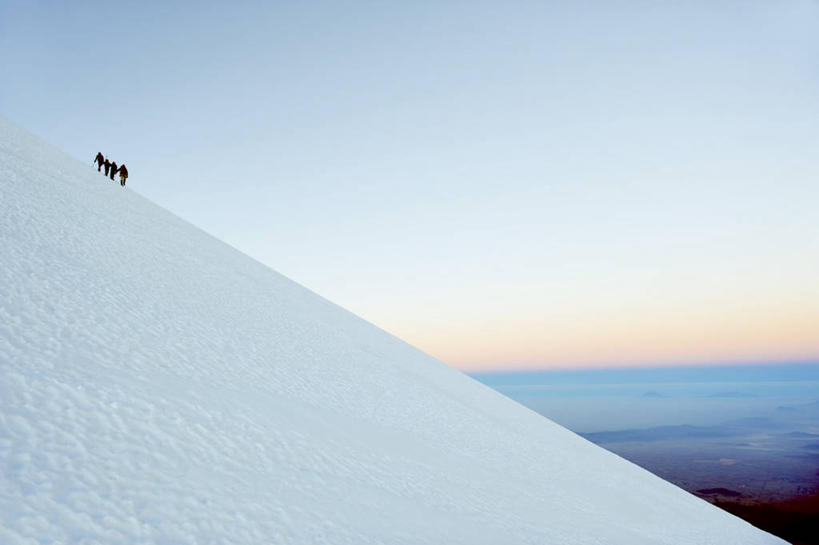 西方人,四个人,攀登,横图,室外,白天,正面,锻炼,旅游,度假,探险,运动,攀岩,火山,石头,美景,山,雪,雪山,大雪,墨西哥,欧洲,欧洲人,一排,阴影,服装,整齐,光线,石子,影子,冰,积雪,景观,山顶,山峰,雪景,冬季,冬天,山峦,注视,休闲装,娱乐,极限运动,排列,衣服,蓝色,蓝天,天空,阳光,自然,天,观察,看,享受,休闲,休闲服,爬,景色,放松,寒冷,服饰,晴朗,观看,察看,冰冷,北美,北美洲,队列,关注,自然风光,室外运动,美洲,户外运动,沉积岩,万里无云,韦拉克鲁斯,韦拉克鲁斯州,北亚美利加洲,亚美利加洲,严寒,墨西哥合众国,仙人掌王国,冰凉,酷寒,凛冽,凛凛,极冷,维拉克鲁斯,维拉克鲁斯州,颠峰,极峰,水成岩,奥里萨巴火山,冒险,体育,男人,男性,年轻男性,白种人,活火山,石块,死火山,休眠火山,岩石,晴空,晴空万里,登山,攀爬,彩图,全身,健身