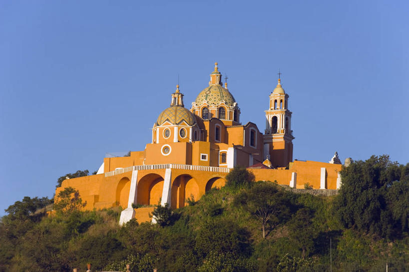 无人,教堂,横图,室外,白天,正面,旅游,度假,树林,植物,标志建筑,地标,建筑,墨西哥,阴影,节日,光线,影子,墙,文化,娱乐,建设,墙壁,墙面,树,树木,黄色,蓝色,绿色,蓝天,天空,阳光,自然,天,祈祷,享受,休闲,健康,旅游胜地,放松,许愿,宗教,信仰,生长,晴朗,成长,纪念,祈求,北美,北美洲,基督教,天主教,美洲,信念,万里无云,普埃布拉州,普埃布拉,北亚美利加洲,亚美利加洲,墨西哥合众国,仙人掌王国,平安,晴空,晴空万里,彩图,大教堂,礼拜堂