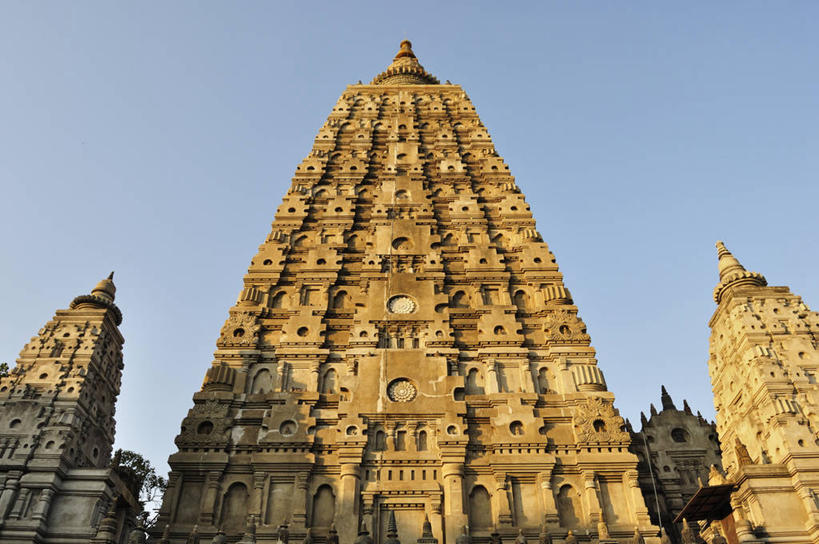 无人,寺庙,横图,室外,白天,仰视,旅游,度假,名胜古迹,植物,标志建筑,地标,建筑,印度,亚洲,阴影,花纹,节日,遗迹,装饰,光线,影子,墙,古迹,文化,文物,娱乐,建设,古建筑,墙壁,墙面,树,树木,蓝色,绿色,蓝天,天空,阳光,自然,庙宇,天,祈祷,享受,休闲,健康,旅游胜地,放松,许愿,宗教,佛教,信仰,生长,晴朗,成长,纪念,华丽,修饰,祈求,点缀,南亚,古文明,万里无云,印度共和国,衬托,美观,雅致,雅观,释教,比哈尔邦,摩诃菩提寺,菩提伽耶,平安,晴空,晴空万里,彩图,低角度拍摄,庙,寺