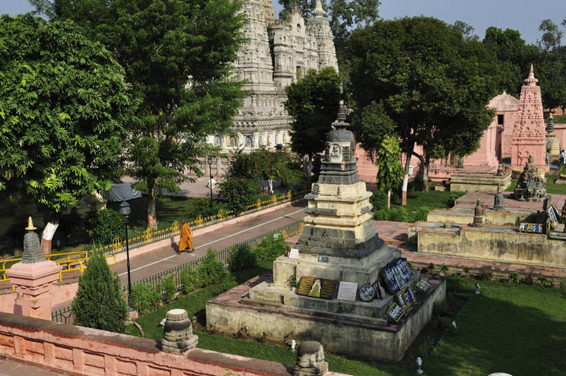 东方人,一个人,和尚,寺庙,栏杆,走,横图,俯视,室外,白天,民族服装,旅游,度假,草地,草坪,名胜古迹,植物,标志建筑,道路,地标,建筑,路,印度,亚洲,仅一个男性,仅一个人,仅一个中年男性,阴影,服装,节日,遗迹,光线,影子,围栏,小路,交通,注视,黄种人,古迹,文化,文物,娱乐,建设,古建筑,护栏,草,树,树木,衣服,蓝色,绿色,蓝天,天空,阳光,自然,庙宇,天,观察,看,祈祷,享受,休闲,健康,旅游胜地,放松,许愿,宗教,服饰,佛教,信仰,生长,晴朗,成长,观看,纪念,祈求,察看,衣着,穿着,关注,南亚,古文明,万里无云,印度共和国,衣饰,释教,比哈尔邦,摩诃菩提寺,菩提伽耶,平安,男人,男性,中年男性,亚洲人,晴空,晴空万里,比丘,高僧,僧,僧侣,僧人,沙弥,修行僧,步行,散步,走路,彩图,高角度拍摄,全身,传统服装,民俗服,庙,寺