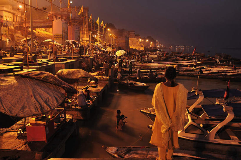 东方人,一个人,家,站,横图,室外,夜晚,民族服装,旅游,度假,海浪,海洋,美景,沙滩,城市风光,标志建筑,城市,地标,建筑,印度,亚洲,仅一个男性,仅一个人,阴影,光线,沙子,影子,房屋,屋子,海岸,景观,浪花,公寓,建筑群,沙地,注视,黄种人,娱乐,建设,洋房,楼房,住宅,仅一个年轻男性,背面,海水,观察,看,站着,享受,休闲,景色,放松,观看,察看,关注,南亚,海景,印度共和国,北方邦,瓦拉纳西,贝拿勒斯,男人,男性,年轻男性,亚洲人,大海,风浪,海,海水的波动,海滩,近岸浪,涌浪,站立,彩图,全身,传统服装,民俗服,房子