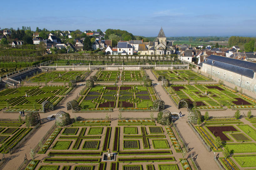 西方人,家,站,走,横图,俯视,航拍,室外,白天,旅游,度假,植物,标志建筑,道路,地标,建筑,路,法国,欧洲,欧洲人,一排,行人,游客,游人,阴影,服装,环保,朦胧,模糊,整齐,光线,影子,堡垒,城堡,房屋,屋子,小路,防护,交通,许多人,注视,休闲装,娱乐,建设,楼房,路人,旅客,住宅,树,树木,排列,衣服,蓝色,绿色,蓝天,天空,阳光,自然,天,观察,看,站着,一群人,享受,休闲,休闲服,旅游胜地,放松,服饰,生长,晴朗,成长,观看,察看,要塞,鸟瞰,队列,关注,美好,美妙,间隔,万里无云,法兰西共和国,卢瓦尔河地区,美观,雅观,法兰西第五共和国,摆列,维朗德里城堡,卢瓦尔,卢瓦尔大区,卢瓦尔河大区,过客,设防,绿篱,生篱,树篱,植篱,男人,男性,女人,女性,中年男性,中年女性,白种人,晴空,晴空万里,步行,散步,站立,走路,彩图,高角度拍摄,全身,房子,布列,分列