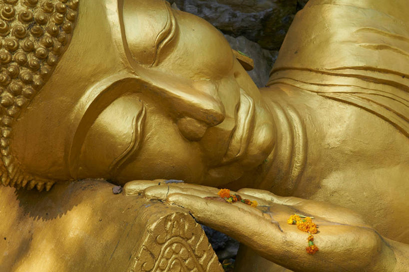 无人,寺庙,躺,闭眼,捧,横图,俯视,室内,特写,白天,旅游,度假,标志建筑,地标,建筑,雕塑,老挝,亚洲,阴影,节日,朦胧,模糊,艺术,装饰,盛开,光线,雕刻,雕像,影子,燃烧,花蕾,文化,娱乐,建设,花,花瓣,花朵,鲜花,香火,工艺品,庙宇,花苞,花蕊,祈祷,享受,休闲,健康,金色,旅游胜地,放松,许愿,宗教,东南亚,信仰,纪念,祈求,美术,主题,陈列,琅勃拉邦,首府,功能,美学,老挝人民民主共和国,琅勃拉邦省,銮佛邦,卧着,平安,闭眼睛,闭着眼,闭着眼睛,端,端着,捧着,手捧,躺着,卧,半身,彩图,高角度拍摄,庙,寺