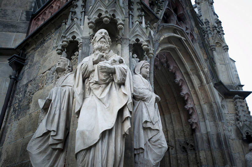 无人,教堂,站,横图,室外,白天,仰视,旅游,度假,标志建筑,地标,建筑,雕塑,德国,欧洲,阴影,节日,艺术,装饰,光线,雕刻,雕像,影子,注视,文化,娱乐,建设,阳光,工艺品,观察,看,祈祷,站着,享受,休闲,健康,旅游胜地,放松,许愿,宗教,信仰,观看,纪念,祈求,美术,察看,西欧,关注,主题,陈列,信念,德意志联邦共和国,功能,美学,莱比锡,袍子,平安,站立,半身,彩图,低角度拍摄,大教堂,礼拜堂