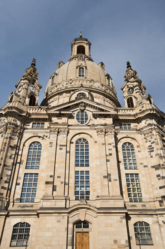 无人,教堂,竖图,室外,白天,仰视,旅游,度假,名胜古迹,窗户,标志建筑,地标,建筑,德国,欧洲,一排,许多,阴影,节日,遗迹,整齐,光线,影子,古迹,文化,文物,娱乐,建设,古建筑,玻璃窗,排列,蓝色,蓝天,天空,阳光,天,祈祷,享受,休闲,健康,旅游胜地,放松,许愿,宗教,信仰,晴朗,纪念,祈求,西欧,队列,信念,古文明,万里无云,德意志联邦共和国,圣母大教堂,德累斯顿,萨克森州,萨克森自由州,德累斯顿圣母大教堂,德累斯顿圣母教堂,平安,晴空,晴空万里,彩图,低角度拍摄,大教堂,礼拜堂