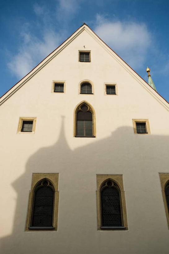 无人,家,竖图,室外,白天,仰视,度假,美景,窗户,城市风光,城市,德国,欧洲,阴影,光线,影子,房屋,墙,屋子,景观,云,云朵,拱门,云彩,娱乐,楼房,玻璃窗,墙壁,墙面,住宅,蓝色,白云,蓝天,天空,阳光,天,享受,休闲,景色,放松,晴朗,西欧,德意志联邦共和国,首府,巴伐利亚,巴伐利亚州,拜恩州,拜恩自由州,雷根斯堡,雷根斯堡县,晴空,彩图,低角度拍摄,房子