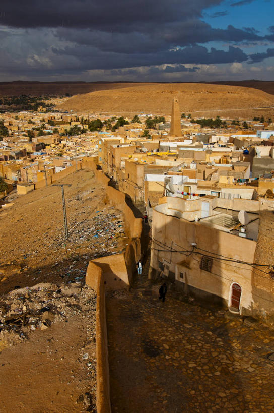 无人,家,竖图,俯视,室外,白天,旅游,度假,标志建筑,道路,地标,建筑,路,非洲,阿尔及利亚,朦胧,模糊,电力,电线,线,房屋,墙,屋子,乌云,云,阴天,云朵,建筑群,小路,电能,交通,线路,云彩,娱乐,建设,楼房,墙壁,墙面,住宅,排列,天空,天,享受,休闲,旅游胜地,放松,电,电源,电源线,昏暗,阴沉,能量,阿非利加洲,摆列,阿尔及利亚民主人民共和国,姆扎卜河谷,彩图,高角度拍摄,房子,布列,分列