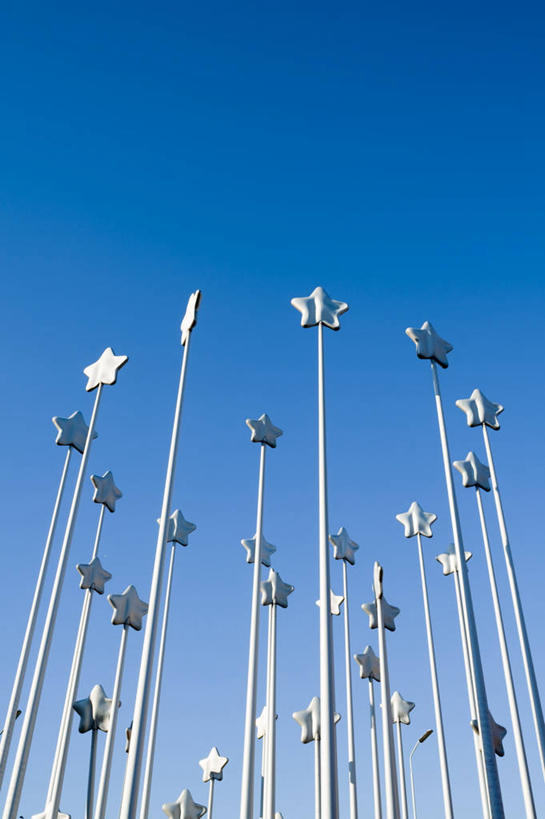 无人,竖图,室外,特写,白天,仰视,旅游,度假,雕塑,欧洲,荷兰,阴影,朦胧,模糊,艺术,装饰,高大,光线,雕刻,雕像,影子,星星,宏伟,娱乐,蓝色,蓝天,天空,阳光,工艺品,天,享受,休闲,放松,晴朗,纪念,美术,恒星,西欧,主题,陈列,万里无云,功能,美学,荷兰王国,尼德兰王国,林堡,高峻,嵬峨,马斯特里赫特,晴空,晴空万里,彩图,低角度拍摄