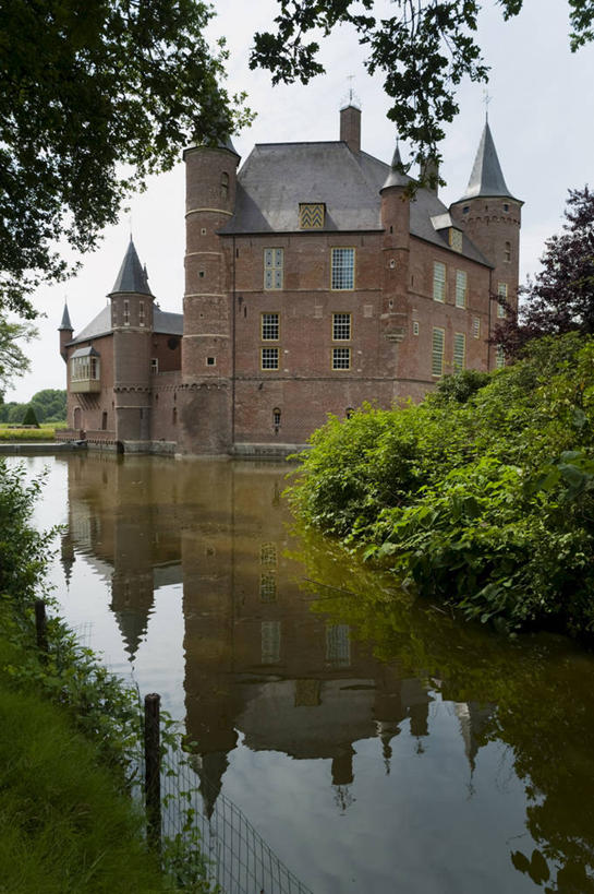 无人,竖图,室外,白天,仰视,旅游,度假,河流,水,植物,标志建筑,地标,建筑,欧洲,荷兰,阴影,波纹,朦胧,模糊,光线,影子,堡垒,城堡,河水,水流,涟漪,娱乐,建设,树,树木,蓝色,绿色,倒影,蓝天,水纹,天空,阳光,自然,波浪,天,享受,休闲,旅游胜地,放松,生长,晴朗,成长,倒映,西欧,要塞,万里无云,水晕,荷兰王国,尼德兰王国,反照,林堡,设防,马斯特里赫特,晴空,晴空万里,彩图,低角度拍摄