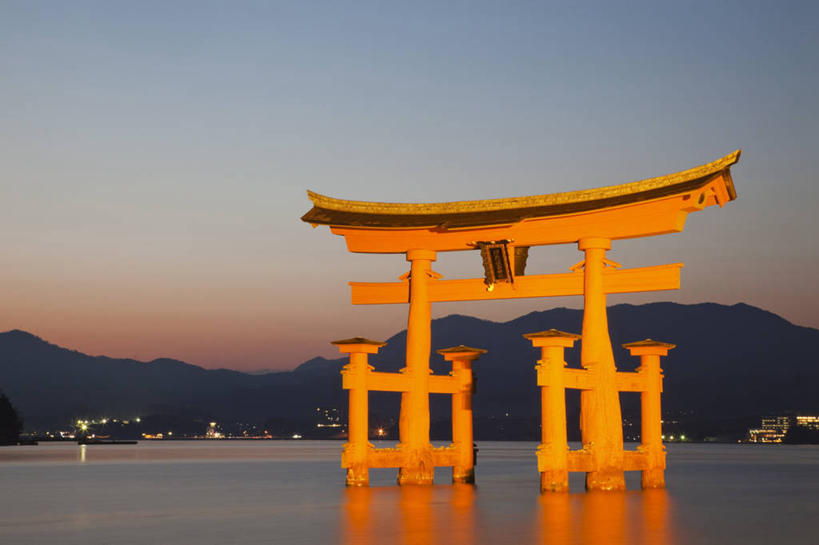 无人,横图,室外,白天,正面,旅游,度假,海浪,海洋,日落,山,山脉,植物,门,标志建筑,地标,建筑,船,广岛县,日本,亚洲,阴影,波纹,节日,光线,影子,墙,浪花,山峰,晚霞,霞光,落日,神社,涟漪,山峦,文化,娱乐,建设,游轮,墙壁,墙面,游船,树,树木,绿色,倒影,水纹,阳光,自然,海水,黄昏,门框,交通工具,波浪,群山,祈祷,享受,休闲,健康,旅游胜地,彩霞,放松,许愿,宗教,信仰,生长,成长,纪念,神道,祈求,祭祀,倒映,载具,海景,东亚,本州,宫岛,本州岛,日本国,広岛,水晕,中国地方,神道教,旅游船,夕照,反照,严岛,社屋,平安,大海,风浪,海,海水的波动,近岸浪,涌浪,夕阳,彩图,斜阳