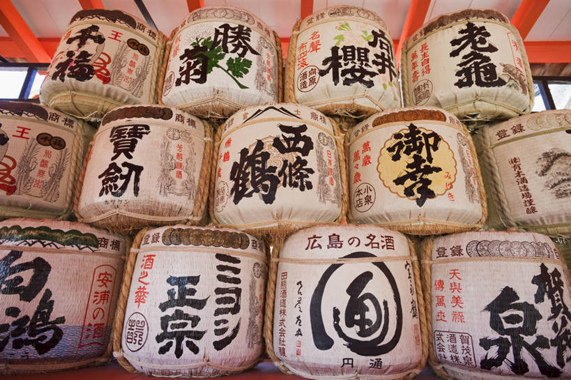 清酒,无人,横图,室外,白天,正面,度假,美景,城市风光,城市,广岛县,日本,亚洲,一堆,一排,许多,阴影,堆叠,堆积,整齐,光线,标志,罐子,文字,影子,字符,陶瓷,景观,陶瓷制品,酒类,很多,娱乐,标识,酒,饮料,排列,阳光,瓶子,享受,休闲,汉字,景色,放松,堆,队列,中文,东亚,本州,宫岛,本州岛,日本国,広岛,中国地方,国文,华文,严岛,彩图