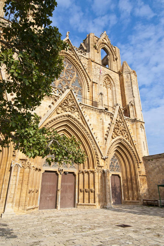 无人,竖图,室外,白天,仰视,旅游,度假,名胜古迹,植物,门,标志建筑,地标,建筑,塞浦路斯,亚洲,阴影,节日,遗迹,光线,影子,墙,云,云朵,拱门,云彩,古迹,文化,文物,娱乐,建设,古建筑,墙壁,墙面,树,树木,蓝色,绿色,白云,蓝天,天空,阳光,自然,门框,天,祈祷,享受,休闲,健康,旅游胜地,放松,许愿,宗教,信仰,生长,晴朗,成长,纪念,祈求,伊斯兰教,清真寺,西亚,古文明,塞浦路斯共和国,法马古斯塔,平安,晴空,彩图,低角度拍摄