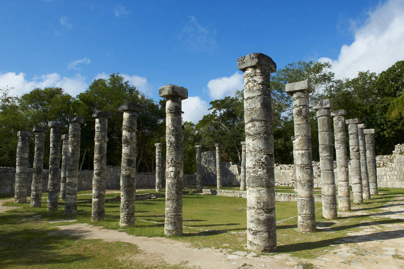 无人,横图,室外,白天,仰视,旅游,度假,草地,草坪,名胜古迹,植物,标志建筑,地标,建筑,墨西哥,一排,许多,阴影,遗迹,整齐,光线,影子,柱子,云,云朵,云彩,古迹,文物,娱乐,建设,古建筑,草,树,树木,排列,蓝色,绿色,白云,蓝天,天空,阳光,自然,天,享受,休闲,旅游胜地,放松,生长,晴朗,成长,北美,北美洲,队列,美洲,古文明,尤卡坦半岛,尤卡坦州,奇琴伊察,北亚美利加洲,亚美利加洲,墨西哥合众国,仙人掌王国,加敦半岛,犹加敦,晴空,彩图,低角度拍摄