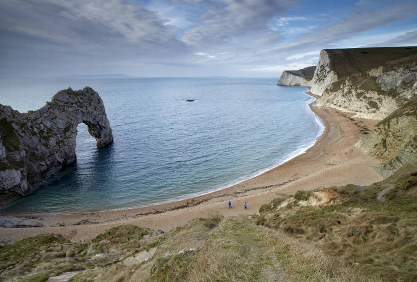 无人,横图,俯视,室外,白天,旅游,度假,草地,草坪,岛屿,海浪,海洋,礁石,石头,美景,沙滩,山,山脉,植物,标志建筑,地标,建筑,英国,欧洲,阴影,光线,沙子,石子,影子,岛,海岸,景观,浪花,山峰,水平线,云,云朵,辽阔,海平线,沙地,山峦,云彩,娱乐,建设,草,树,树木,蓝色,绿色,白云,蓝天,天空,阳光,自然,海水,群山,天,享受,休闲,广阔,旅游胜地,景色,放松,生长,晴朗,成长,一望无际,西欧,自然风光,大不列颠,海景,多塞特郡,大不列颠及北爱尔兰联合王国,大不列颠联合王国,无边无际,一马平川,多塞特,波特兰岛,大海,风浪,海,海水的波动,海滩,礁,近岸浪,列岛,群岛,石块,岩石,涌浪,诸岛,晴空,彩图,高角度拍摄,水天相接,水天一线