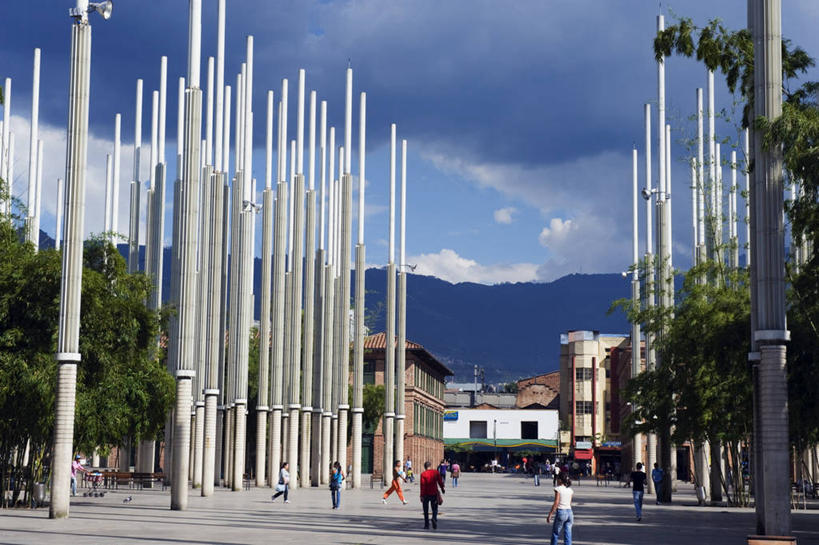 西方人,家,走,横图,室外,白天,正面,度假,美景,植物,城市风光,城市,路灯,照明,欧洲,哥伦比亚,欧洲人,阴影,服装,光线,影子,房屋,屋子,景观,云,云朵,灯光,许多人,云彩,注视,娱乐,楼房,住宅,灯,树,树木,衣服,蓝色,绿色,白云,蓝天,天空,阳光,自然,天,观察,看,一群人,享受,休闲,景色,南美,放松,服饰,生长,晴朗,成长,观看,照亮,察看,南美洲,衣着,照明设备,拉丁美洲,穿着,关注,美洲,首府,亚美利加洲,南亚美利加洲,衣饰,哥伦比亚共和国,安第斯大区,安蒂奥基亚省,麦德林,男人,男性,女人,女性,中年男性,中年女性,白种人,晴空,步行,散步,走路,彩图,全身,房子