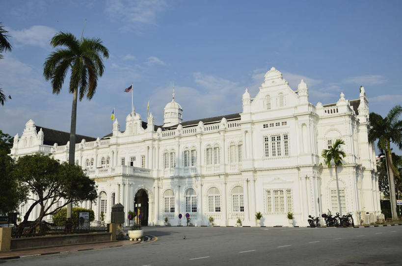 无人,家,横图,室外,白天,正面,度假,美景,植物,城市风光,城市,道路,路,公路,棕榈树,旗帜,叶子,马来西亚,亚洲,阴影,光线,影子,房屋,屋子,景观,云,云朵,绿叶,交通,云彩,娱乐,旗子,楼房,住宅,树,树木,蓝色,绿色,白色,白云,蓝天,天空,阳光,自然,天,享受,休闲,嫩叶,景色,放松,东南亚,生长,晴朗,成长,棕榈叶,旌旗,旗号,槟城,槟城州,槟榔屿,槟州,马来西亚联邦,叶,叶片,晴空,马路,彩图,房子