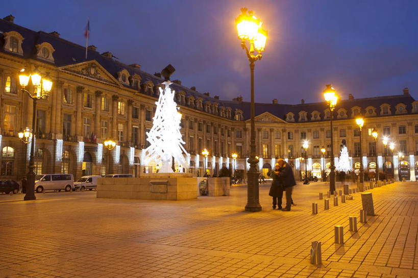 西方人,两个人,家,站,横图,室外,白天,正面,爱情,旅游,度假,植物,标志建筑,地标,建筑,路灯,照明,法国,巴黎,欧洲,圣诞节,欧洲人,阴影,服装,节日,庆祝,光线,影子,房屋,屋子,公寓,灯光,圣诞树,首都,浪漫,文化,娱乐,建设,洋房,楼房,住宅,灯,树,树木,衣服,蓝色,绿色,蓝天,天空,自然,黄昏,天,站着,庆典,享受,休闲,温暖,温馨,旅游胜地,恩爱,放松,恋人,服饰,生长,晴朗,成长,纪念,照亮,和睦,衣着,照明设备,穿着,万里无云,法兰西共和国,法兰西第五共和国,衣饰,薄暮,凡登广场,凡顿广场,凡多姆广场,芳登广场,旺多姆广场,男人,男性,女人,女性,中年男性,中年女性,白种人,情侣,晴空,晴空万里,站立,彩图,全身,傍晚,房子,伴侣,融洽