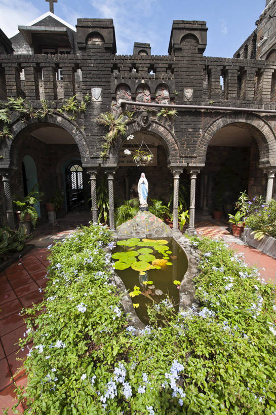 无人,教堂,竖图,室外,白天,正面,旅游,度假,花海,花圃,名胜古迹,植物,标志建筑,道路,地标,建筑,路,叶子,阴影,节日,遗迹,盛开,光线,影子,小路,交通,花蕾,古迹,文化,文物,娱乐,建设,古建筑,花,花瓣,花朵,花卉,鲜花,蓝色,绿色,蓝天,天空,阳光,花丛,花束,花田,天,花苞,花蕊,祈祷,享受,休闲,健康,旅游胜地,南美,放松,许愿,宗教,信仰,晴朗,纪念,祈求,南美洲,西印度群岛,拉丁美洲,美洲,信念,古文明,万里无云,亚美利加洲,南亚美利加洲,格林纳丁斯,圣文森特,平安,晴空,晴空万里,彩图,大教堂,礼拜堂