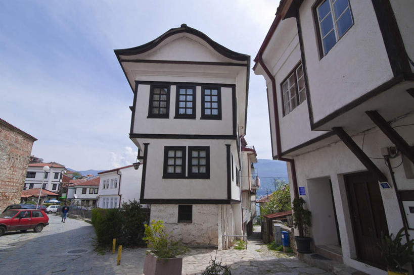 无人,家,横图,室外,白天,正面,旅游,度假,植物,别墅,标志建筑,道路,地标,建筑,路,汽车,欧洲,马其顿,阴影,光线,影子,堡垒,城堡,房屋,屋子,云,云朵,公寓,小路,交通,云彩,娱乐,建设,洋房,楼房,住宅,车,树,树木,蓝色,绿色,白云,蓝天,天空,阳光,自然,交通工具,轿车,天,享受,休闲,旅游胜地,放松,生长,晴朗,成长,要塞,载具,马其顿共和国,设防,奥赫里德,晴空,彩图,房子