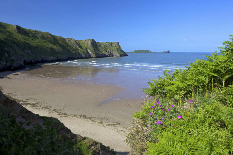 无人,横图,俯视,室外,白天,旅游,度假,草地,草坪,海浪,海洋,美景,沙滩,山,山脉,植物,英国,欧洲,阴影,朦胧,模糊,光线,沙子,影子,海岸,景观,浪花,山峰,沙地,山峦,娱乐,草,树,树木,蓝色,绿色,蓝天,天空,阳光,自然,海水,群山,天,享受,休闲,景色,放松,生长,晴朗,成长,西欧,自然风光,大不列颠,威尔士,海景,大不列颠及北爱尔兰联合王国,万里无云,大不列颠联合王国,日不落英帝国,威尔士公国,高尔半岛,大海,风浪,海,海水的波动,海滩,近岸浪,涌浪,晴空,晴空万里,彩图,高角度拍摄